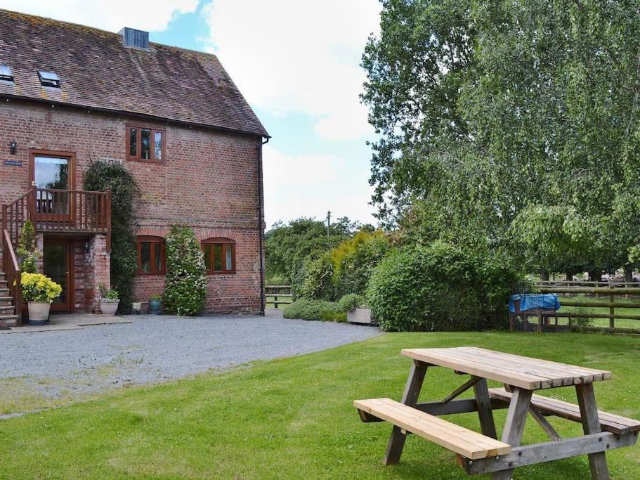 The Oast House - Farm Stay Apartment Set Within 135 Acres Bromyard Exterior photo